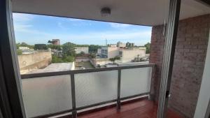 uma varanda com vista para a cidade em Alquilo departamento (termporario) para 6 personas en pleno centro em Necochea