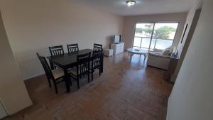 comedor y sala de estar con mesa y sillas en Alquilo departamento (termporario) para 6 personas en pleno centro en Necochea