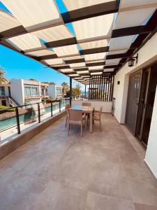 un patio con tavolo e sedie su un balcone di Naz Liman Otel Bodrum a Bodrum City Altre 80 foto