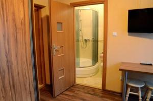 baño con ducha y puerta de cristal en Willa pod Zbójem Pipikasem, en Szczawnica