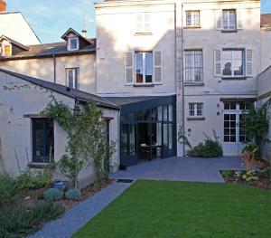 an exterior view of a house with a yard at Couette et café Saumur in Saumur