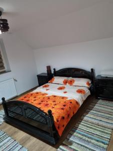 Un dormitorio con una cama con hojas. en Cabana Trei Brazi Bucovina cu ciubar en Gura Humorului