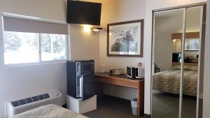Kuchyň nebo kuchyňský kout v ubytování Calabogie Motor Inn
