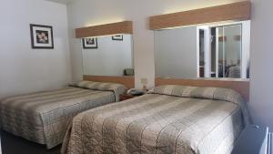 Postel nebo postele na pokoji v ubytování Calabogie Motor Inn
