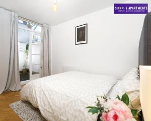 a bedroom with a white bed and a window at 1 Bed Central London Apartment in London