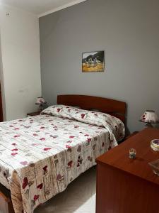 Un dormitorio con una cama con una colcha encima en Casa Francy e Casa Marty, en Tropea