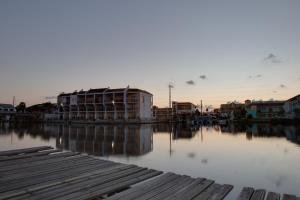 - une vue sur une rivière avec des maisons et des bâtiments dans l'établissement WindWater Hotel and Marina, à South Padre Island