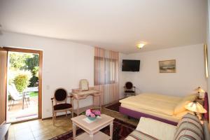 une chambre d'hôtel avec un lit et un salon dans l'établissement Fiume Appartamento, à Tegna