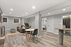 芝加哥的住宿－Chic 1BR Apartment With Modern Comforts - Barry GA，客厅配有沙发和桌子