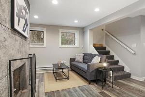 芝加哥的住宿－Chic 1BR Apartment With Modern Comforts - Barry GA，带沙发和楼梯的客厅