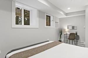 芝加哥的住宿－Chic 1BR Apartment With Modern Comforts - Barry GA，白色卧室配有床和椅子