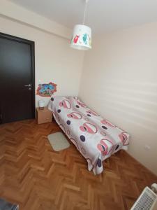 een slaapkamer met een bed met een roze dekbed bij Apartman STANKOVIĆ in Veliko Gradište