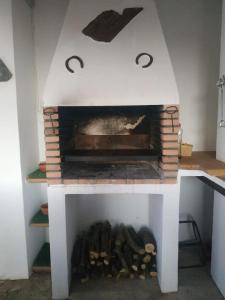 un forno di mattoni con dentro un fuoco di La Isla de la Vía ad Archidona
