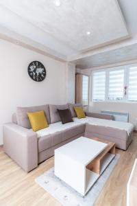 una sala de estar con un sofá y una mesa en Aparman Mila Lux, en Zlatibor