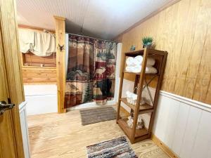 um quarto com uma prateleira e uma porta em One of a Kind Rustic Log Cabin near Bryce Resort - Large Game Room - Fire Pit - Large Deck - BBQ em Basye