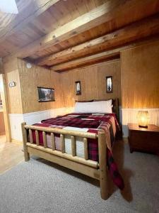 una camera con un grande letto di One of a Kind Rustic Log Cabin near Bryce Resort - Large Game Room - Fire Pit - Large Deck - BBQ a Basye