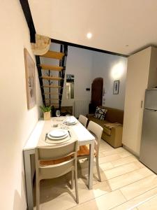a kitchen and dining room with a table and chairs at River Castle Central Verona in Verona