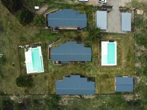 una vista aérea de un patio con techos azules en Pentagrama, casas de campo en Villa General Belgrano