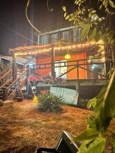 ein Gebäude mit einem Schuppen mit Lichtern darauf in der Unterkunft La Roja. Vivir naturaleza, a pasos del océano. in La Pedrera