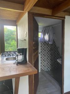 una cucina con piano di lavoro, lavandino e piano cottura di Queen house a Nosara