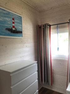 Zimmer mit einem Fenster und einem roten und weißen Leuchtturm in der Unterkunft Zielonka Relaks in Rusinowo