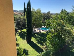 uma vista superior de um pátio com piscina e árvores em Agriturismo Relais Villa Passerini em Grosseto