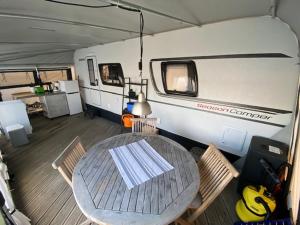 een tafel en stoelen in een kamer met een trailer bij Wohnwagenvermietung Sylt in Rantum