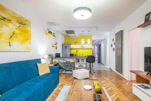 TV a/nebo společenská místnost v ubytování Cozy Apartment with Garden in the Castle District