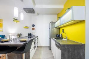 Kuchyň nebo kuchyňský kout v ubytování Cozy Apartment with Garden in the Castle District