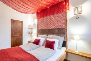 Postel nebo postele na pokoji v ubytování Cozy Apartment with Garden in the Castle District + 19 fotografií