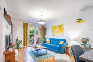 Posezení v ubytování Cozy Apartment with Garden in the Castle District