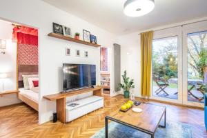 TV a/nebo společenská místnost v ubytování Cozy Apartment with Garden in the Castle District