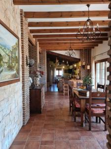 una cucina e una sala da pranzo con parete in mattoni di LOS CORRALILLOS a Motril