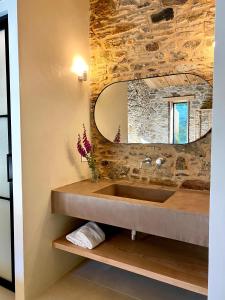 ein Bad mit einem Waschbecken und einem Spiegel in der Unterkunft Lar do Gado in Porta