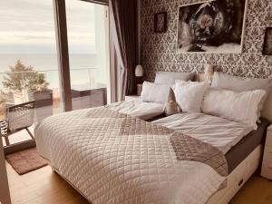 Un dormitorio con una cama con un osito de peluche. en Luxe Baltic Sunset, en Międzyzdroje