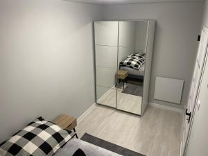 Posteľ alebo postele v izbe v ubytovaní Apartament Nadbrzezna