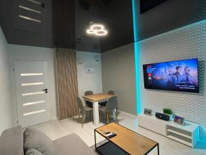 Televízia a/alebo spoločenská miestnosť v ubytovaní Apartament Nadbrzezna