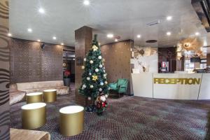 een kerstboom in de lobby van een winkel bij Ores Boutique Hotel in Bansko