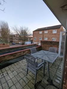 d'une terrasse sur le toit avec une table et des chaises. dans l'établissement LTK Basildon, à Nevendon