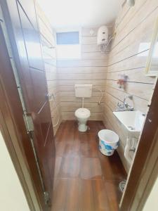 海得拉巴的住宿－MK SUITES，一间带卫生间和水槽的小浴室