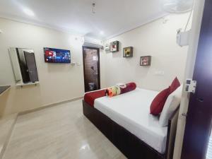ein Schlafzimmer mit einem Bett in einem Zimmer in der Unterkunft MK SUITES in Hyderabad