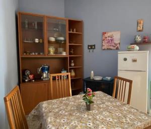 蒙特薩爾基奧的住宿－Appartamento Nonna Ida，厨房配有桌子和白色冰箱。