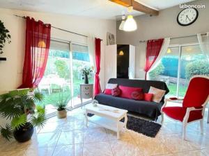 ein Wohnzimmer mit einem Sofa und einem Tisch in der Unterkunft Casa Luciana in Saint-Priest
