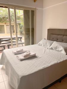 een slaapkamer met een bed met twee handdoeken erop bij Casa en Chacras de Coria - zona de Bodegas in Ciudad Lujan de Cuyo