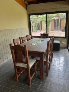 盧漢德庫約的住宿－Casa en Chacras de Coria - zona de Bodegas，窗户客房内的一张木桌和椅子