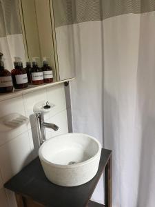 y baño con lavabo blanco y espejo. en Casa en Chacras de Coria - zona de Bodegas en Luján de Cuyo