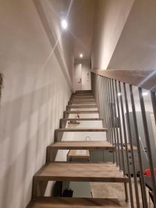 - un escalier avec des marches en bois dans un bâtiment dans l'établissement La casetta di Maty&Fra, à Pistoia