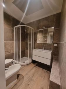 La salle de bains est pourvue d'une douche, de toilettes et d'un lavabo. dans l'établissement La casetta di Maty&Fra, à Pistoia