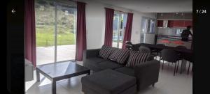 sala de estar con sofá y mesa en Hermosa casa en Lomas Del Rey en San Antonio de Arredondo