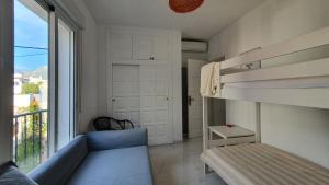 Postel nebo postele na pokoji v ubytování Stilfullt semesterhus nära pool och strand.